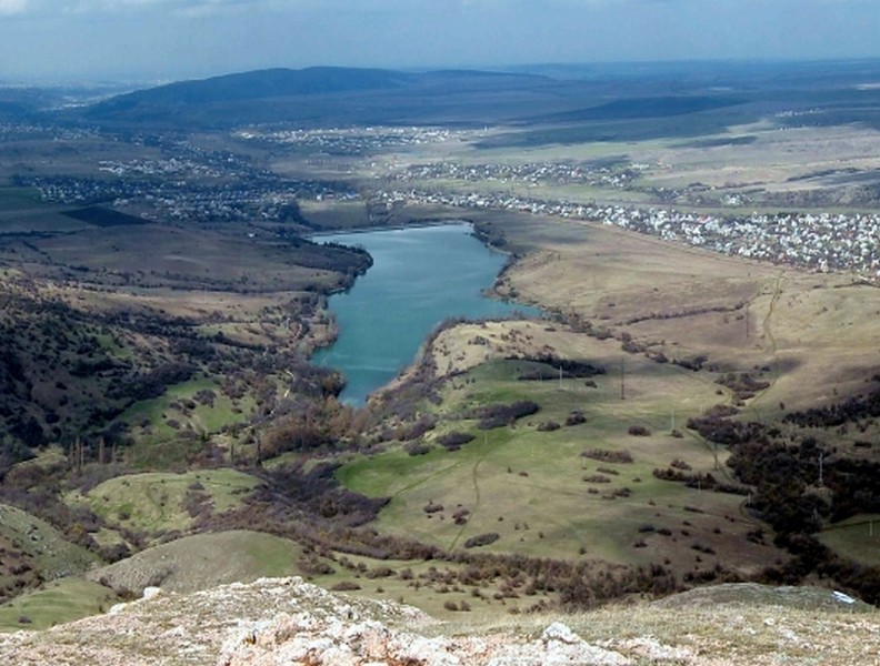 Вода крыма феодосия. Добровская Долина Крым. Симферополь Добровская Долина. Аянское водохранилище в Крыму сейчас. Озеро в Перевальном Крым.