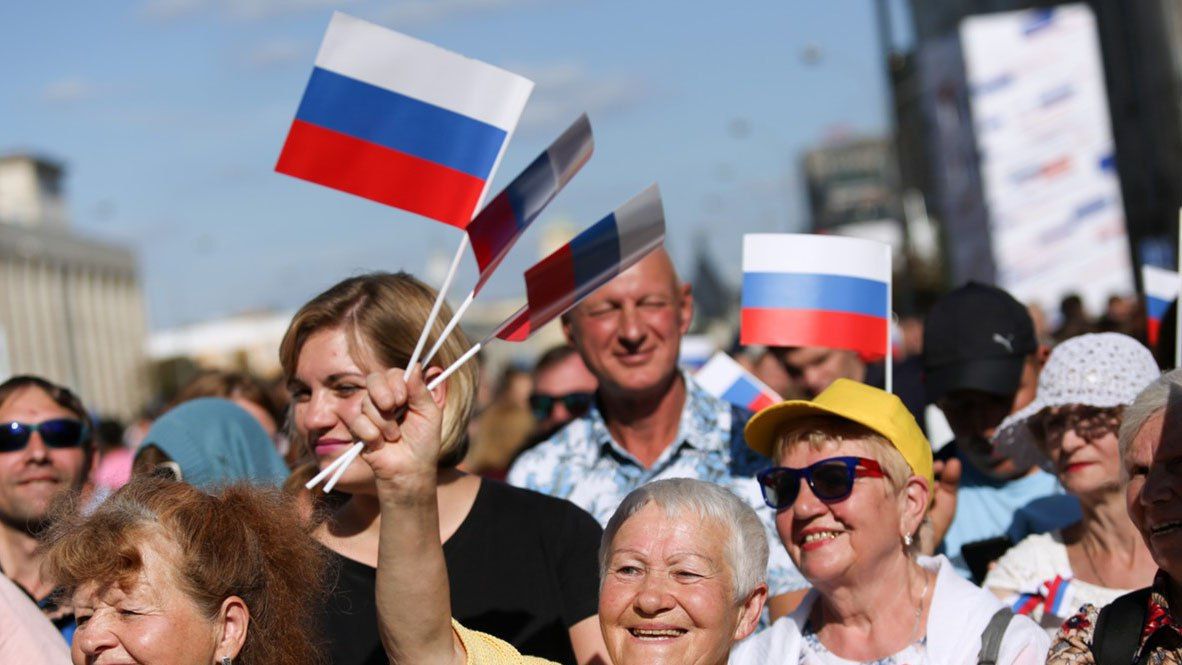 Жители Донбасса начали отмечать День Государственного флага России