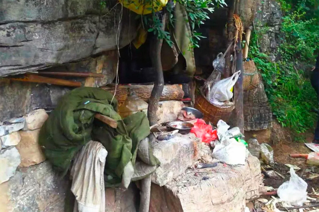 В Китае дрон обнаружил отшельника, который 17 лет прятался от полиции в норе В Китае дрон обнаружил отшельника, который 17 лет прятался от полиции в норе Китай,криминал,странности,технологии