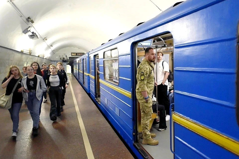Во время воздушной тревоги киевляне прячутся в подвалах и метро, потому что больше просто негде