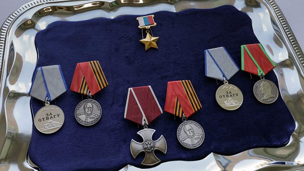 Государственные награды перед вручением военнослужащим, отличившимся в ходе специальной военной операции
