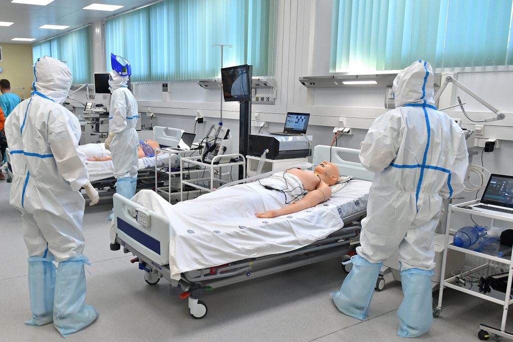 Сотрудники стационаров, где помогают COVID-пациентам, ежемесячно получают дополнительные выплаты/mos.ru