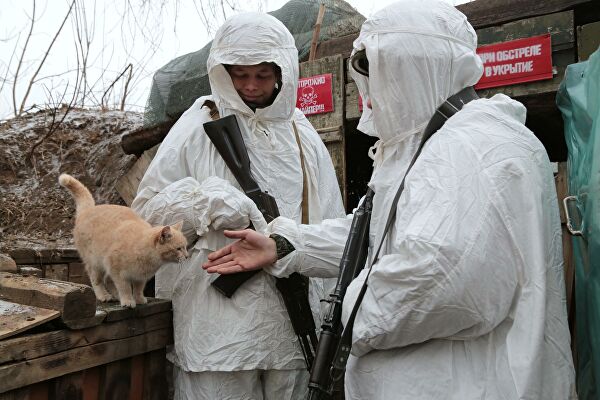 Военнослужащие Народной милиции ДНР в окопе между позициями у окраины поселка Ясное в пригороде Докучаевска