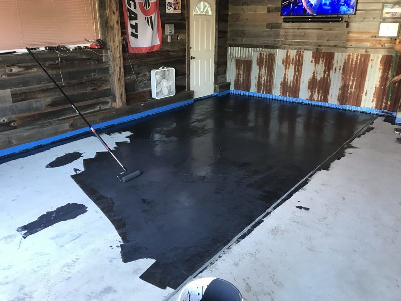 Мотоциклист превратил неприметный гараж в крутое «мужское логово» авто и мото,автоновости,гараж,история