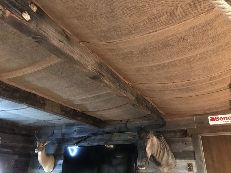 Мотоциклист превратил неприметный гараж в крутое «мужское логово» авто и мото,автоновости,гараж,история