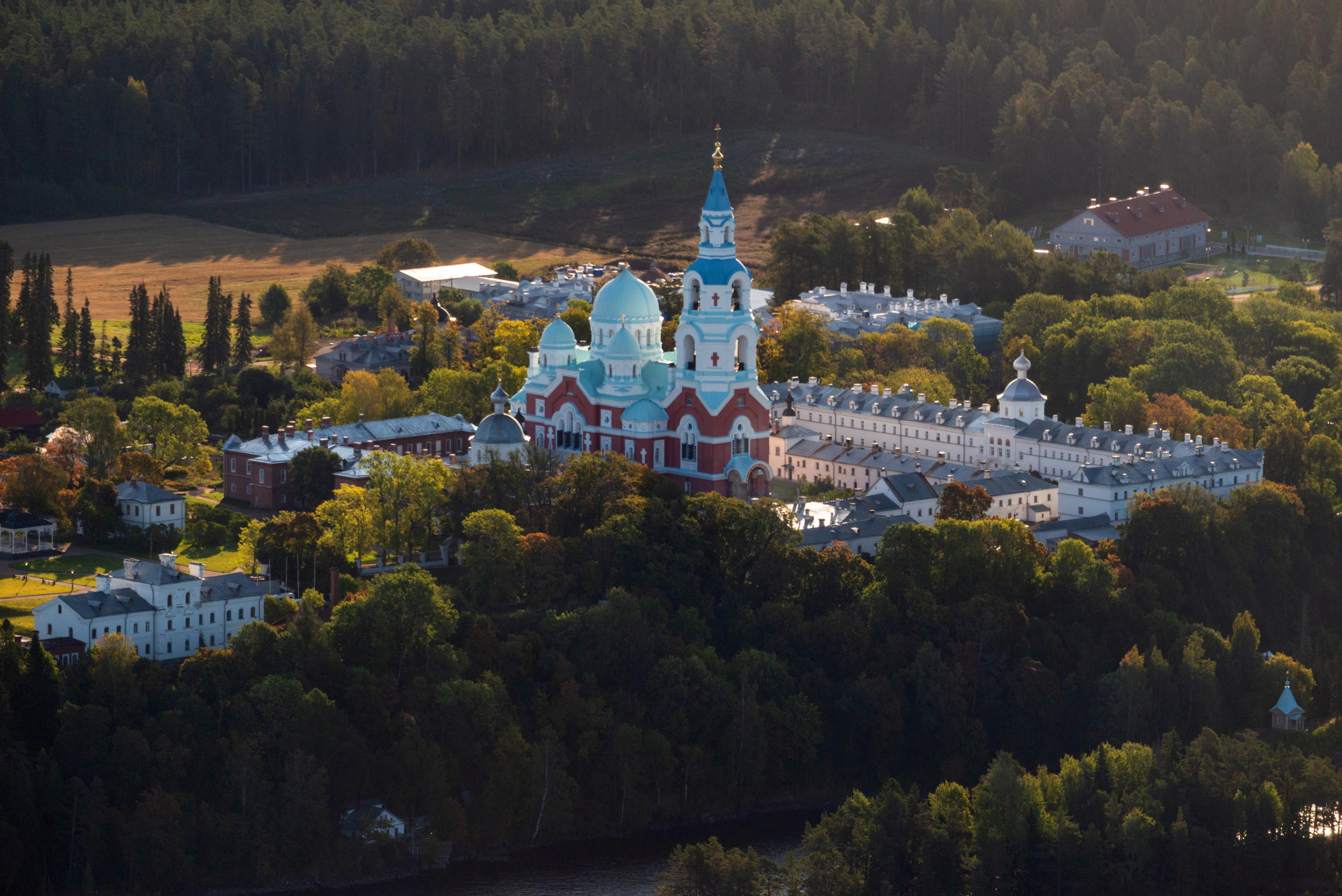 Путин и Лукашенко зашли в храм Смоленской иконы Божией Матери на Валааме