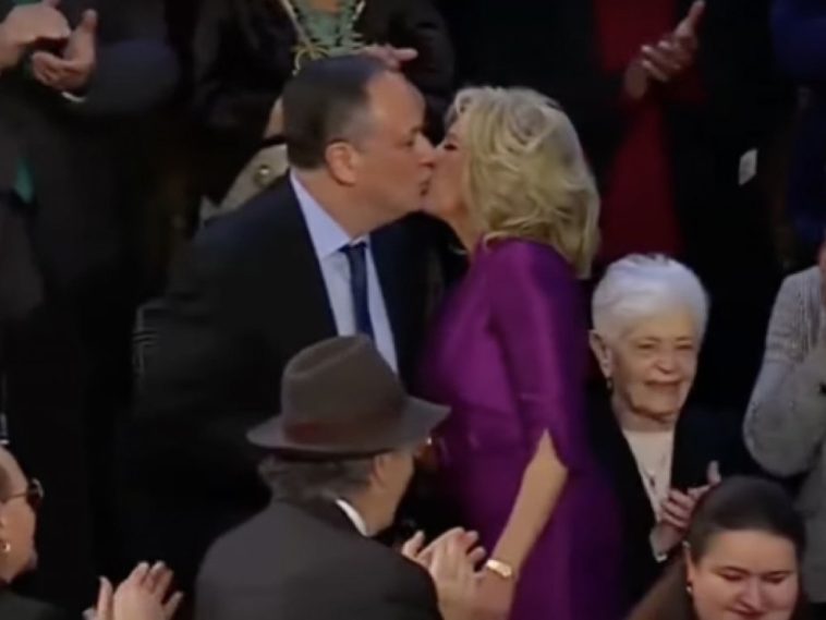 “Неуместное поведение”: поцелуй жены Байдена с другим мужчиной на публике шокировал американцев (ВИДЕО)