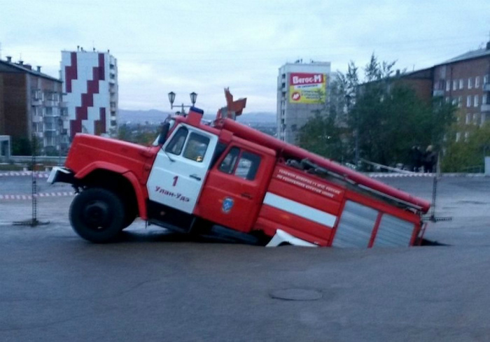 Наши дороги умеют засасывать... И другие забавные примеры застревания в текстурах Наши дороги умеют засасывать... И другие забавные примеры застревания в текстурах Отдых