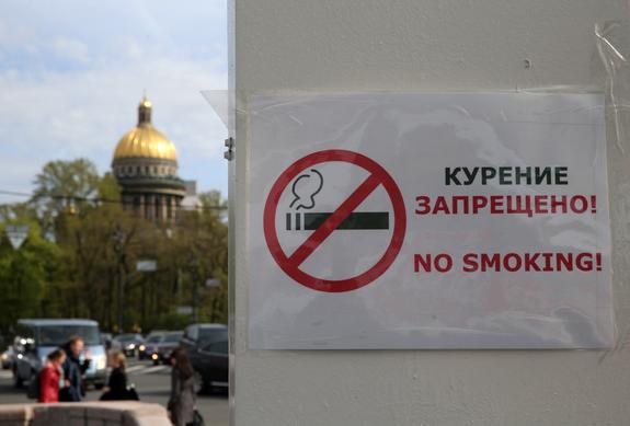 Почти половина петербуржцев против штрафов для родителей курящих подростков