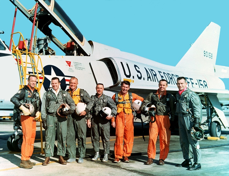 ​«Великолепная семёрка» лётчиков, отобранных для участия в программе Mercury, слева направо: Скотт Карпентер, Гордон Купер, Джон Гленн, Вирджил Гриссом, Уолтер Ширра, Алан Шепард, Дональд Слейтон перед самолётом F-106В Исследовательского центра NASA в Лэнгли (штат Вирджиния); 20 января 1961 года. NASA hq.nasa.gov - «Меркурий» против «Востока» | Warspot.ru
