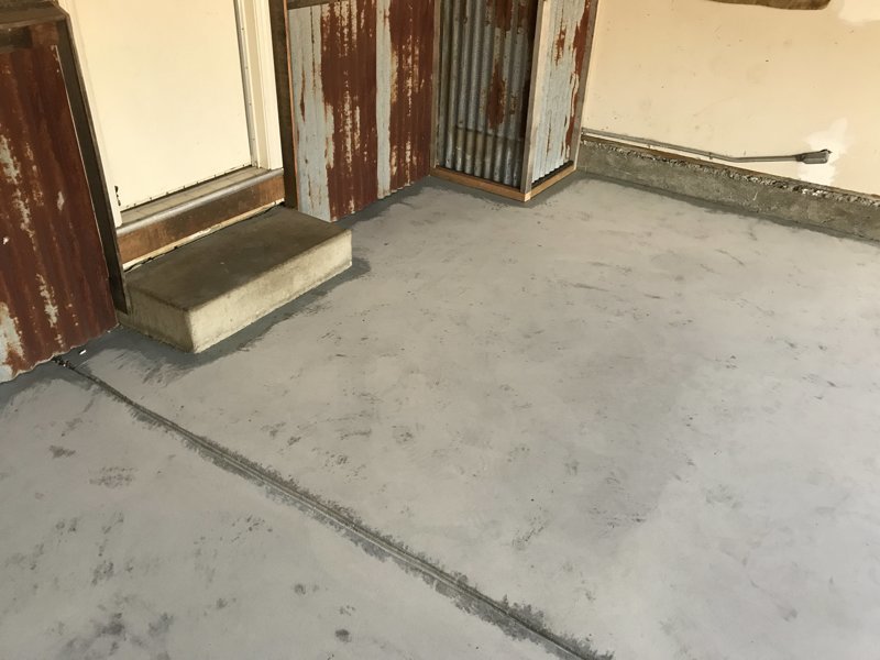 Мотоциклист превратил неприметный гараж в крутое «мужское логово» авто и мото,автоновости,гараж,история