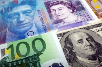 FILE PHOTO: A picture illustration of U.S. dollar, Swiss Franc, British pound and Euro bank notes, taken in Warsaw January 26, 2011. REUTERS/Kacper Pempel/File Photo
