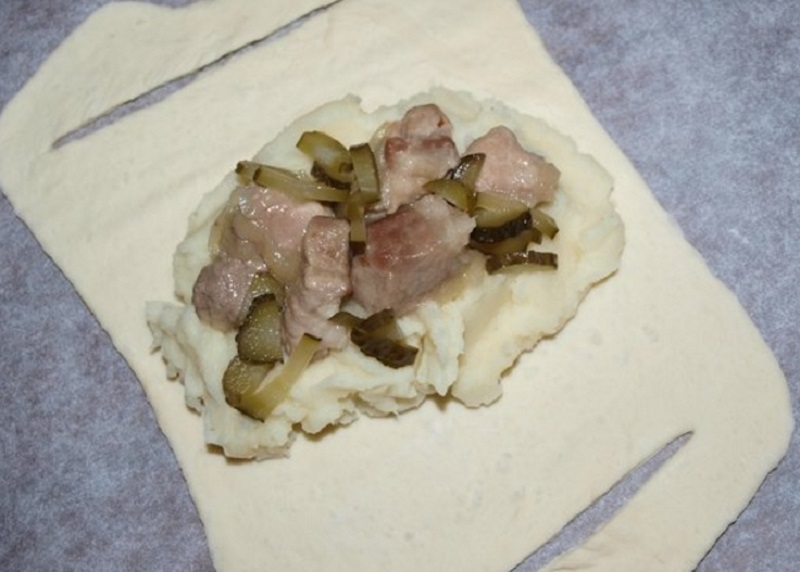 лодочки из слоеного теста с картофелем мясом и огурчиками