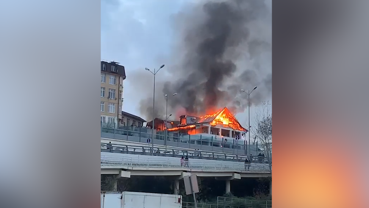 Пожар поданной. Пожар на территории Сочи ДОМСТРОЙ. Дом горит. Пожар в Сочи каштаны. Пожар в Сочи в конце лета 2022.