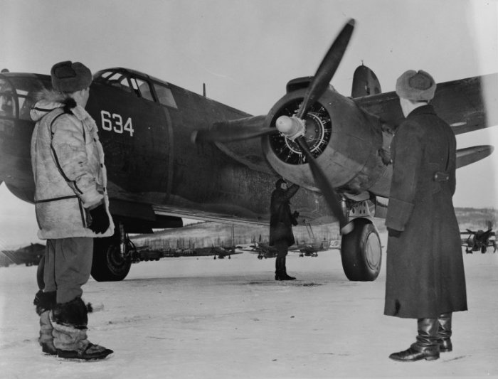 Советские авиаторы принимают бомбардировщик «Бостон». Аэродром Ном, Аляска. | Фото: blog.bnkomi.ru.