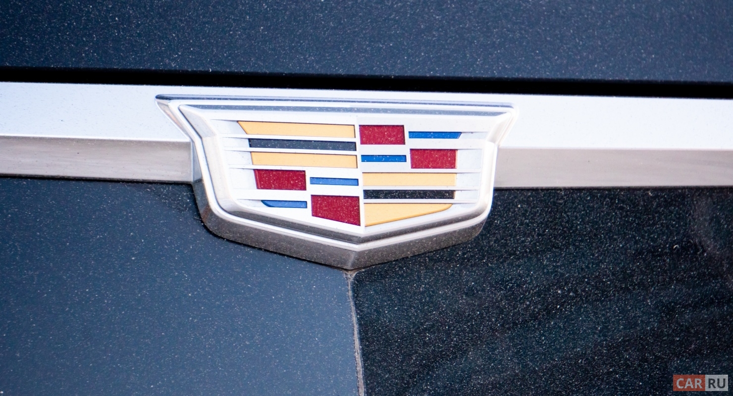 Cadillac logo на крыло