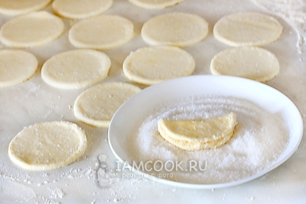 Обвалять половинку кружка в сахаре