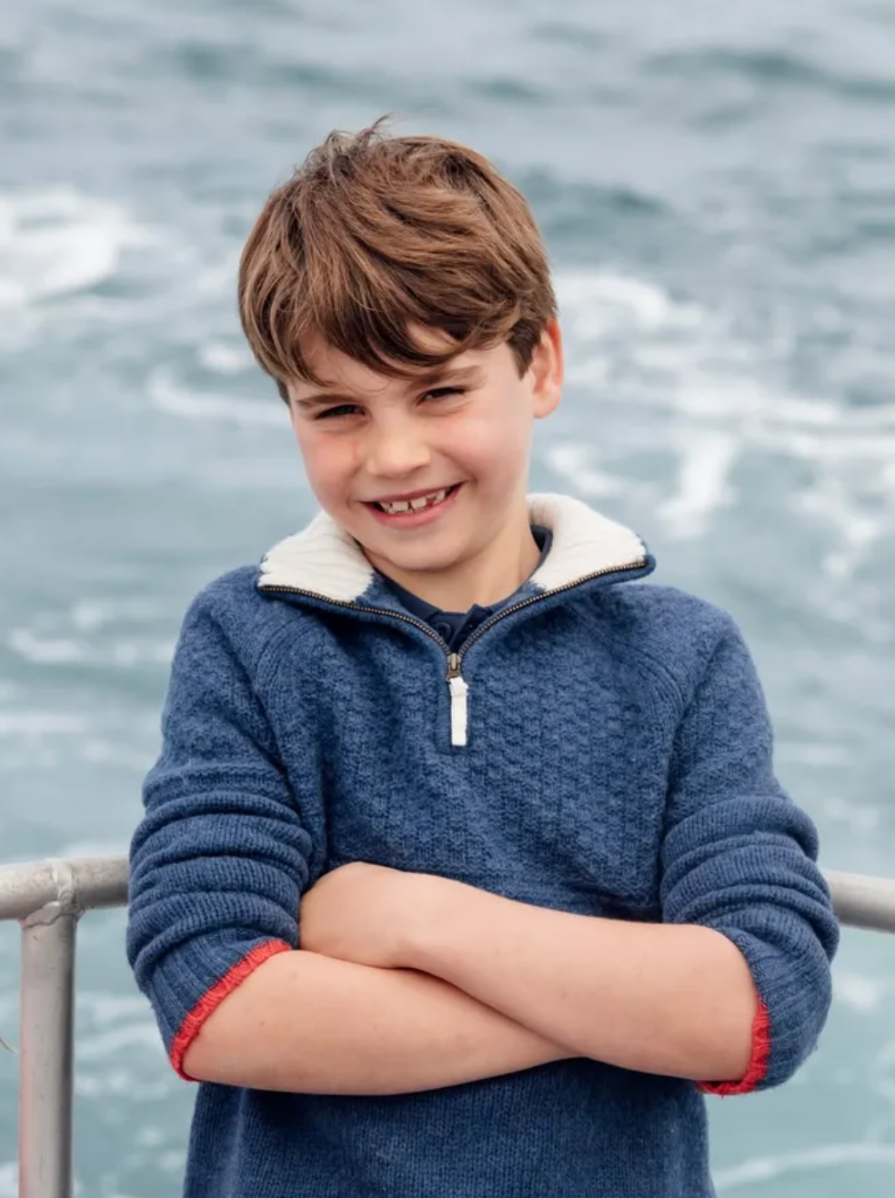 В теплом свитере на фоне моря: Уильям и Кейт опубликовали новый портрет принца Луи в честь его дня рождения Миддлтон, принц, время, семьи, этого, обожает, королевской, портрет, честь, восемь, Мальчик, родителями, Уильяма, принца, братом, младший, детей, также, несколько, любит