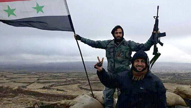 Солдаты сирийской армии с флагом Сирии. 2 января 2018. Архивное фото