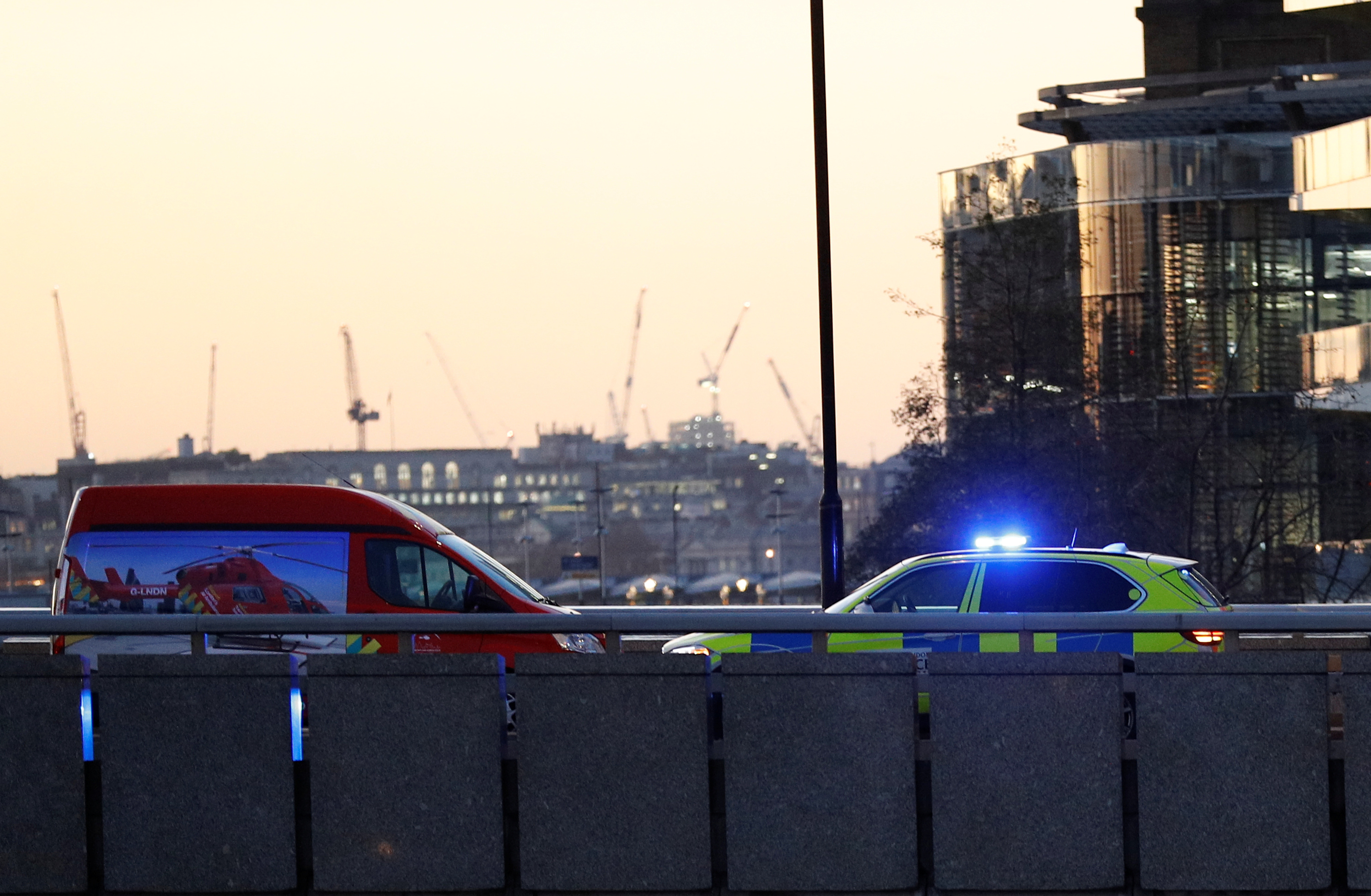 В лондоне приспустили флаги. Теракт в здании правительства Британии. Крушение моста в Лондоне. Крисс который разработал терракт на мосту.