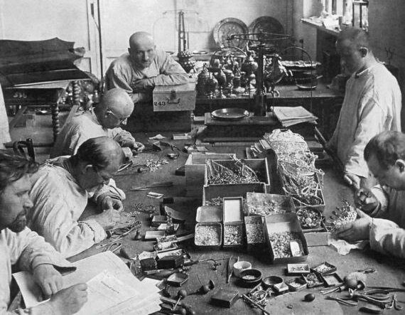 Зачем большевики вскрывали гробницы императоров и что они там нашли