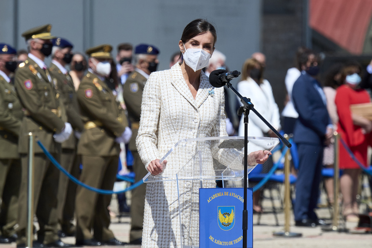 Королева Летиция посетила церемонию передачи флага в платье, которое надевала 15 лет назад Монархи,Новости монархов