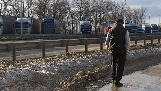 Грузовики в очереди на пересечение российско-украинской границы в пункте пропуска Нехотеевка Белгородской области