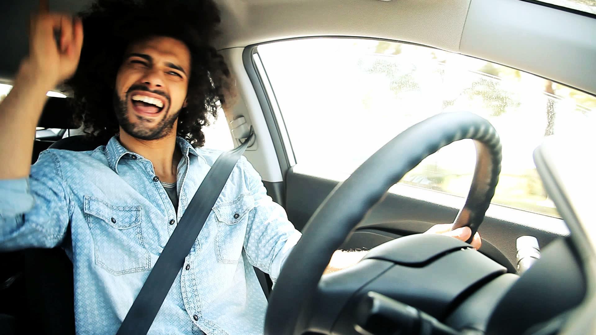 Веселое в машину слушать. Парни поют в машине. Машины пела. Счастливый мужчина за рулем. Мужчина поет в машине.