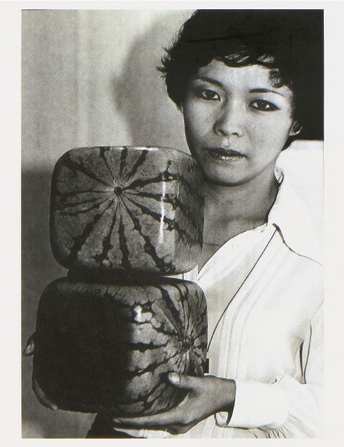  Графический дизайнер Томоюки Оно демонстрирует кубические арбузы, 1978 год, Япония было, история, фото