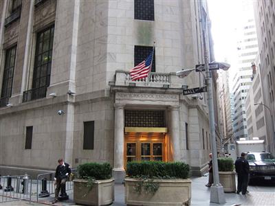Биржи США после обновления рекордов колеблются в ожидании заседания ФРС