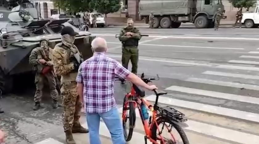 Пенсионер устроил перепалку с вагнеровцами в Ростове-на-Дону