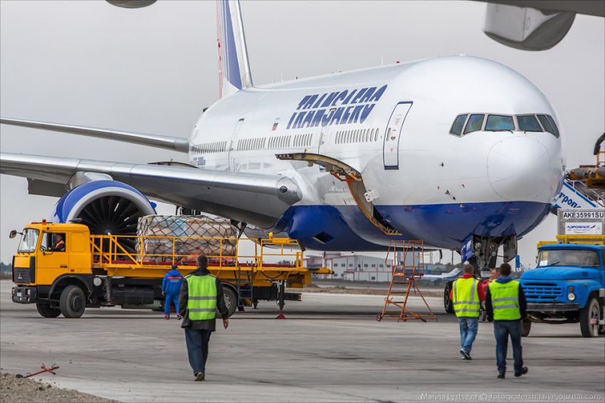 Обслуживание самолета на перроне Boeing 777, авиация, петропавловск-камчатский, елизово