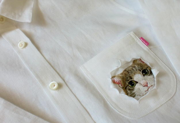 Искусная вышивальщица подсаживает котиков в карманы своего сына вышивка, котики, рукодельница, япония