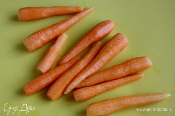 Горошек разморозить. Морковь почистить, помыть и варить в кипящей подсоленной воде около 10 минут. Травы помыть и мелко порубить.