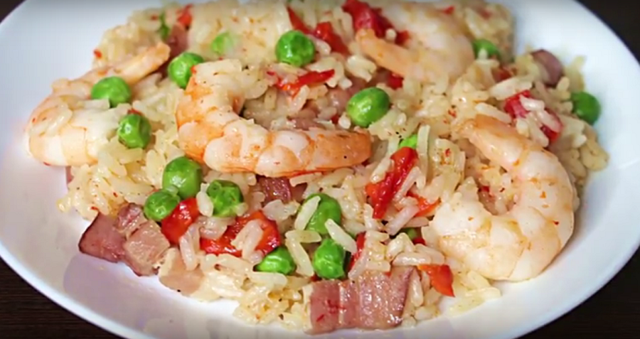 Быстрый ужин: рис с креветками, беконом и овощами