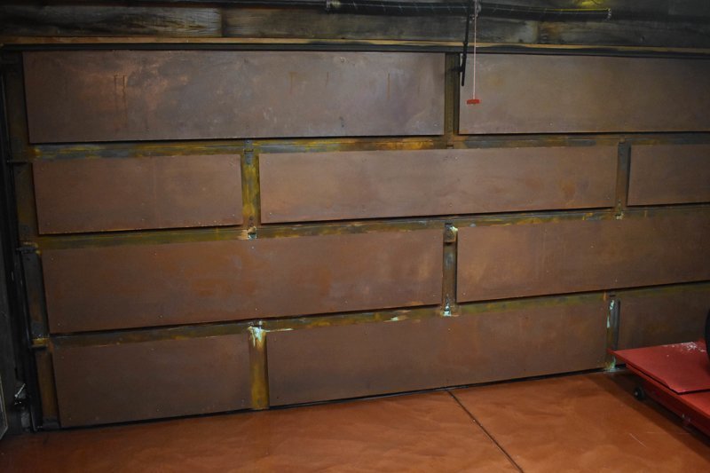 Мотоциклист превратил неприметный гараж в крутое «мужское логово» авто и мото,автоновости,гараж,история