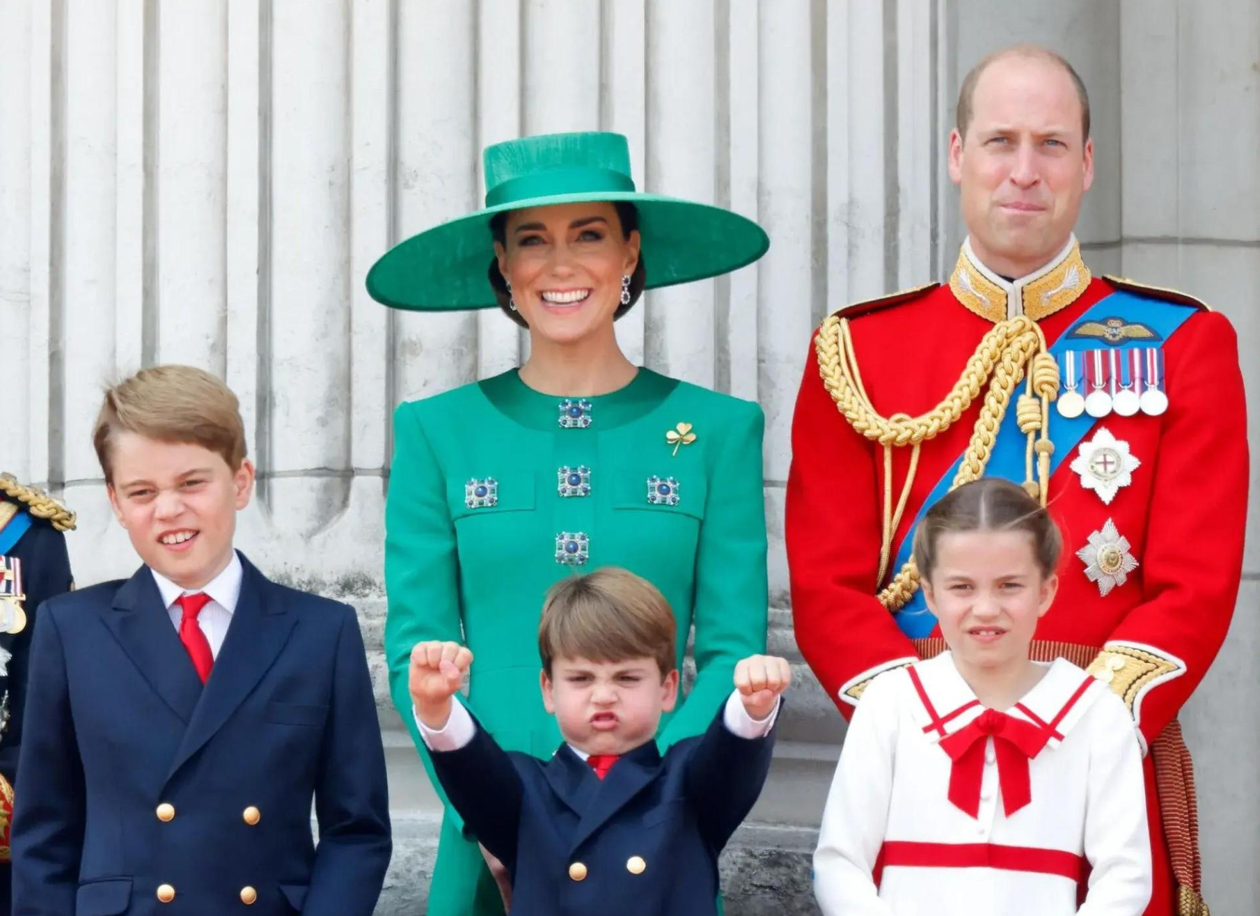 В теплом свитере на фоне моря: Уильям и Кейт опубликовали новый портрет принца Луи в честь его дня рождения Миддлтон, принц, время, семьи, этого, обожает, королевской, портрет, честь, восемь, Мальчик, родителями, Уильяма, принца, братом, младший, детей, также, несколько, любит