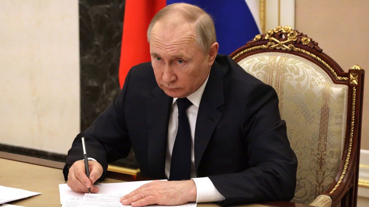 Президент Путин временно установил новый порядок выплат по внешнему долгу РФ Экономика