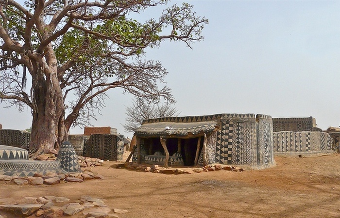 Африканская деревня, где каждый дом — произведение искусства
