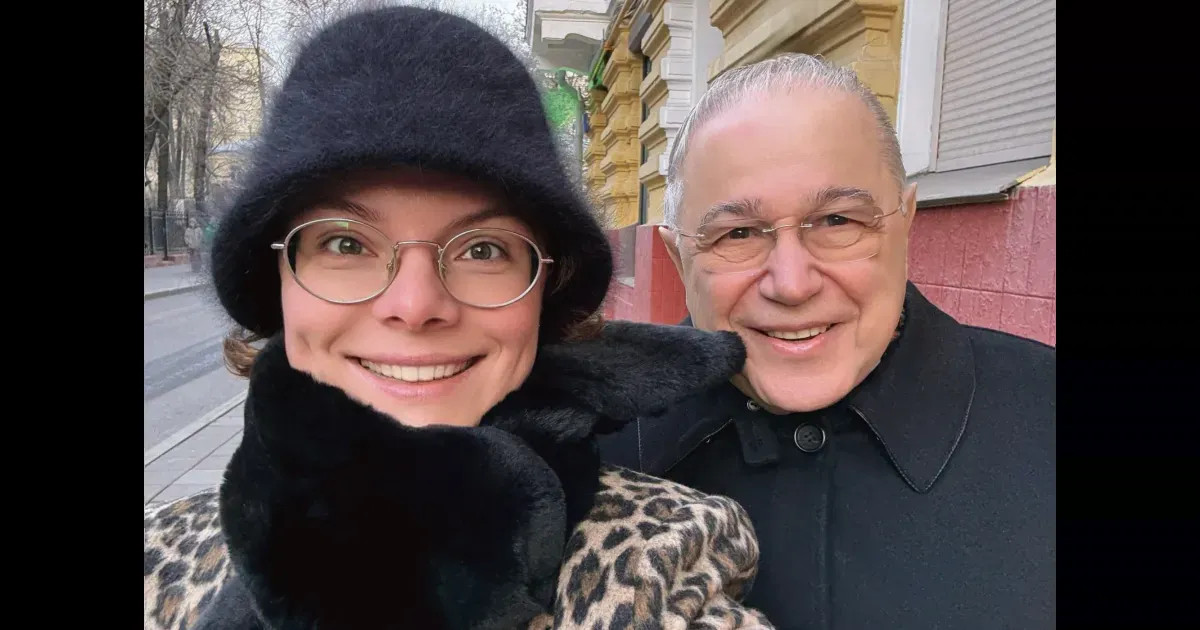 Жена 80-летнего Евгения Петросяна Татьяна Брухунова показала его фото с маленькой дочерью