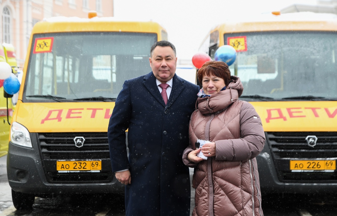 Игорь Руденя вручил ключи от новых школьных автобусов и спецтранспорта