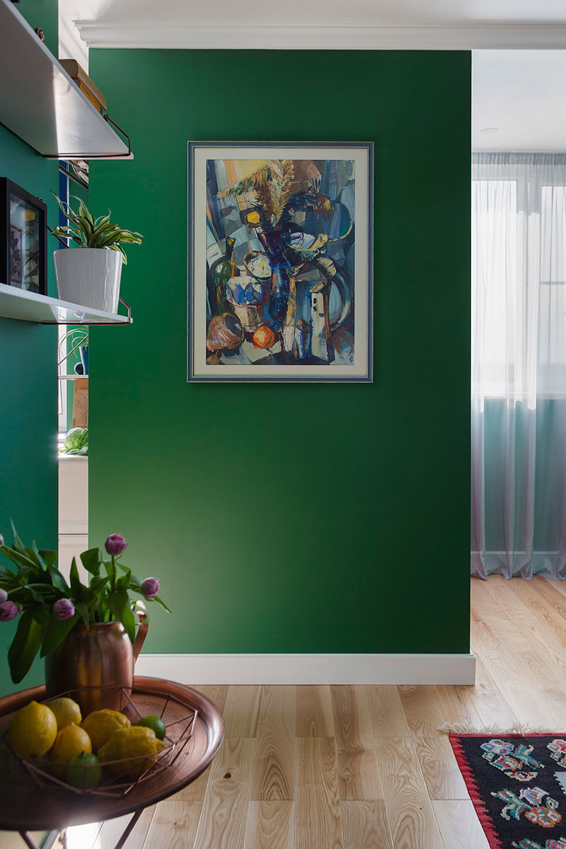 Уютная маленькая квартира в зелёном цвете в Москве (28 кв. м) место, Выбор, помещении, иначе, поэкспериментировать, насыщенным, цветом, Кроме, гаммы, особых, похвал, заслуживает, зонирование, таком, ограниченном, дизайнеру, решила, удалось, оборудовать, гардероба