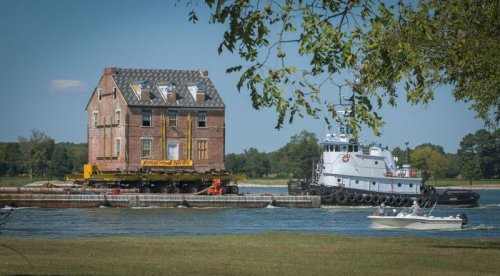 Дом пропутешествовал 80 км по суше и морю Дом пропутешествовал 80 км по суше и морю дом,история,путешествие