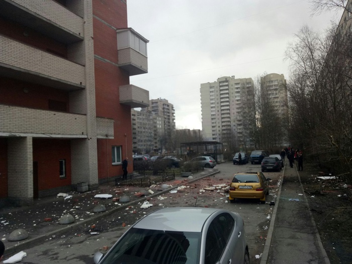 ЧП в Санкт-Петербурге: обрушилась облицовка жилой многоэтажки