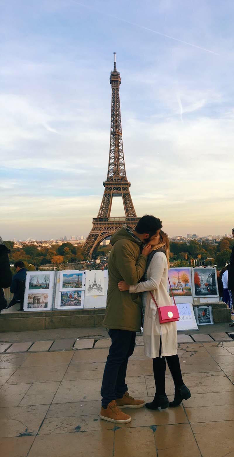 Девушка целует «случайных мужчин», чтобы сделать идеальные фотографии для социальных сетей путешествие,самостоятельные путешествия,турист,Фотография