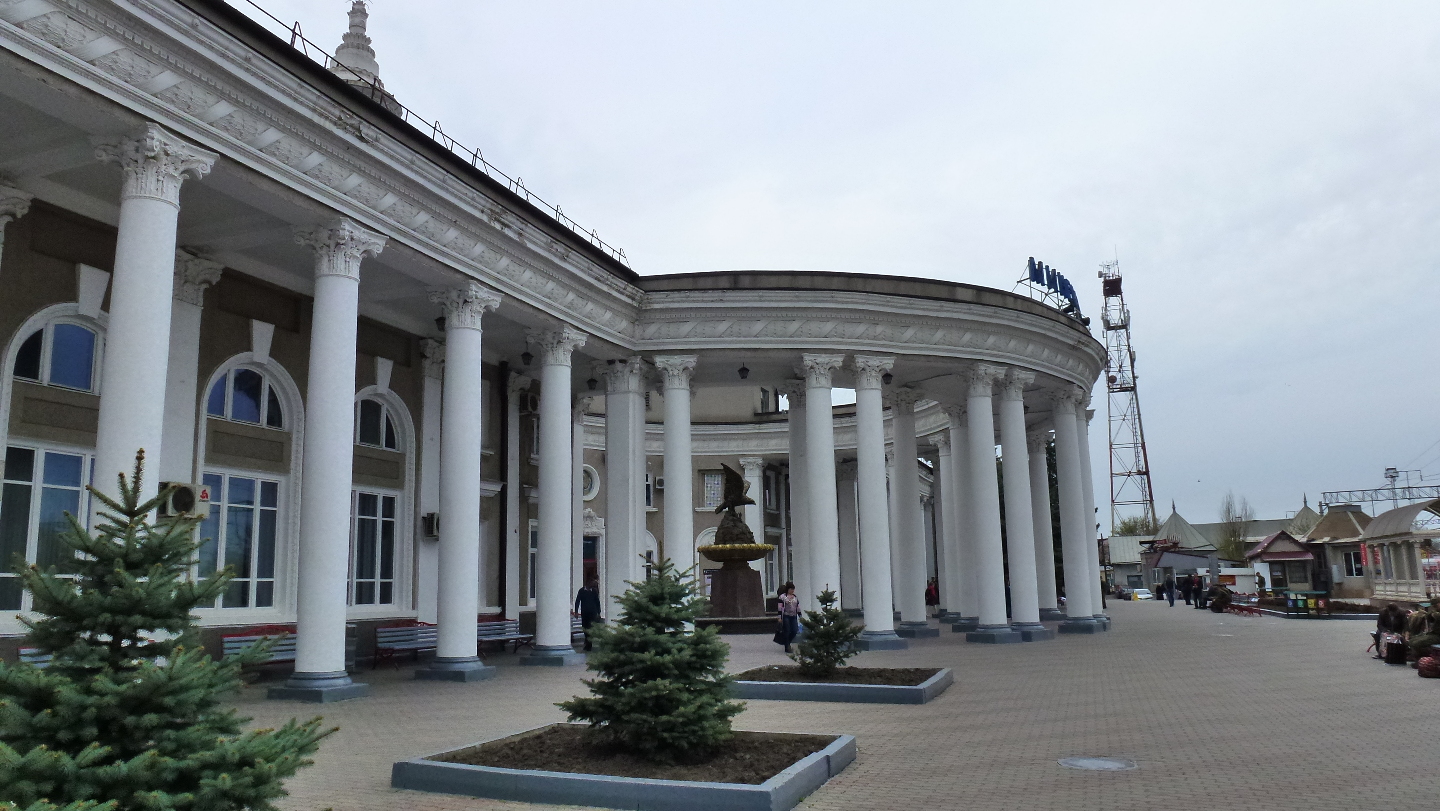 Поезда сегодня минеральные воды. Город Минеральные воды вокзал. Город Минеральные воды ЖД вокзал. Минеральные воды вокзал ж/д. Здание вокзала Минеральные воды.