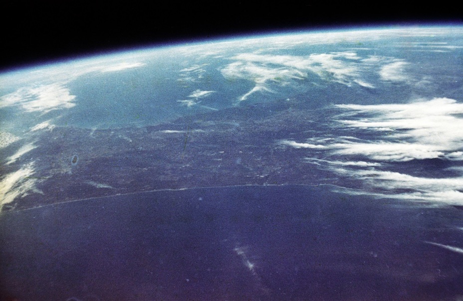 ​Фотоснимок земной поверхности, сделанный Джоном Гленном с борта космического корабля Friendship 7 во время орбитального полёта; 20 февраля 1962 года. NASA wordlesstech.com - «Меркурий» против «Востока» | Warspot.ru
