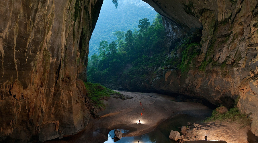 Пещера Шондонг&nbsp; Вьетнам Пещера расположена в Центральном Вьетнаме, в провинции Куангбинь. Шондонг находится на территории национального парка Фонгня-Кебанг, в 500 километрах к югу от Ханоя. Здесь спелеологи обнаружили залы, достигающие 200 метров в высоту и 150 метров в ширину, что позволило классифицировать Шондонг как самую большую пещеру в мире. Местами потолок пещеры обрушен. Через эти отверстия в пещеру проникает свет, благодаря чему в ней разрослись настоящие джунгли, в которых обитают обезьяны, птицы и насекомые.