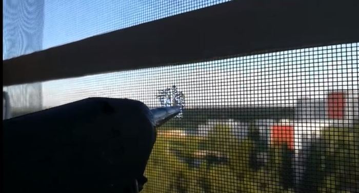 Как легко устранить дыру в москитной сетке за минуту Как легко устранить дыру в москитной сетке за минуту полезные советы,сделай сам