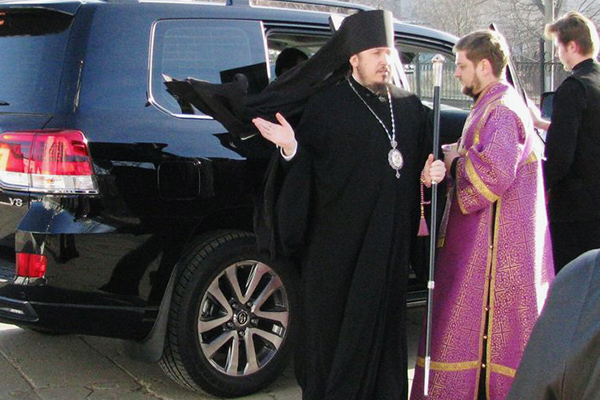 Епископ Ливенский Нектарий (слева)